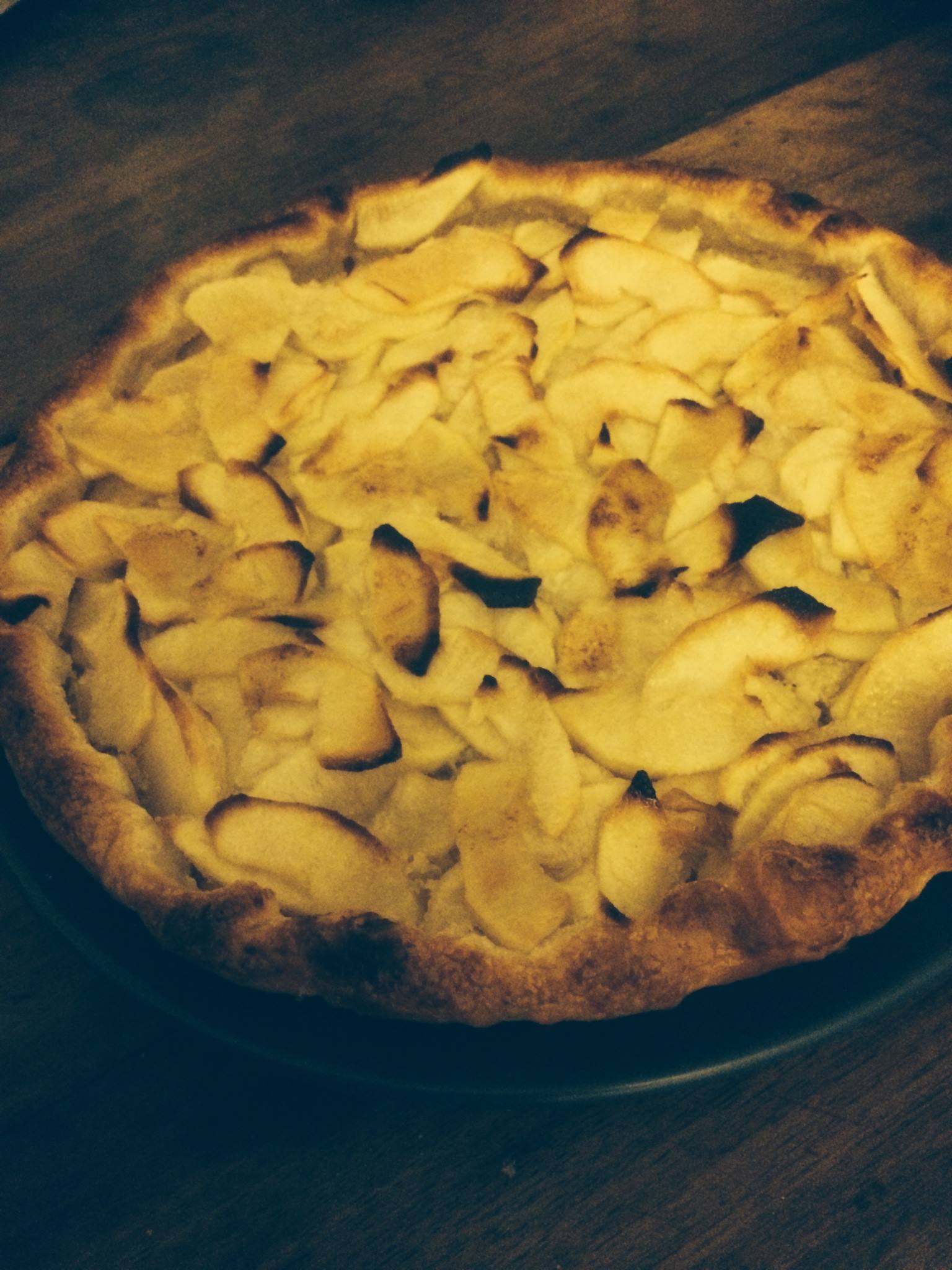 You are currently viewing TARTE POMMES-AMANDES-CARAMEL AU BEURRE SALÉ