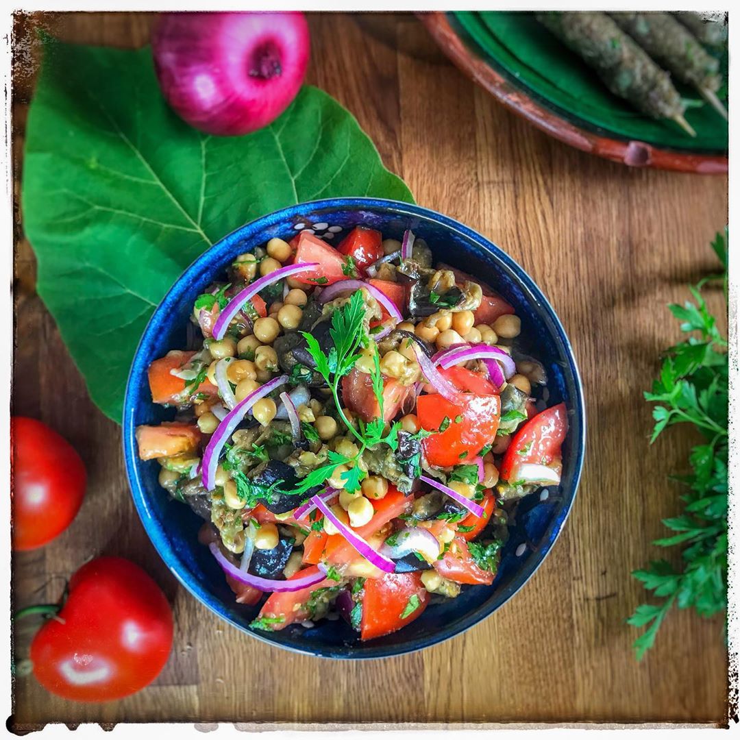 Lire la suite à propos de l’article Salade des moines. Spécialité libanaise à base d’aubergines, tomates, pois chiches