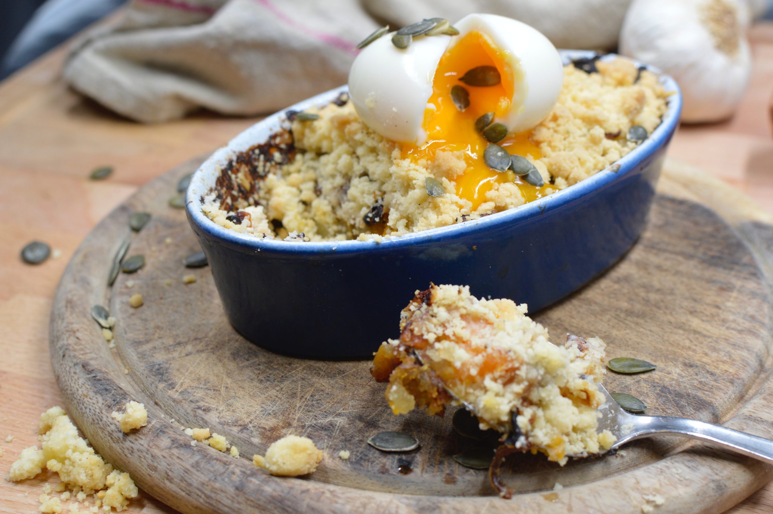 You are currently viewing CRUMBLE DE BUTTERNUT ET POMME DE TERRE AU COMTÉ ET A L’HUILE DE TRUFFE, ŒUF COULANT