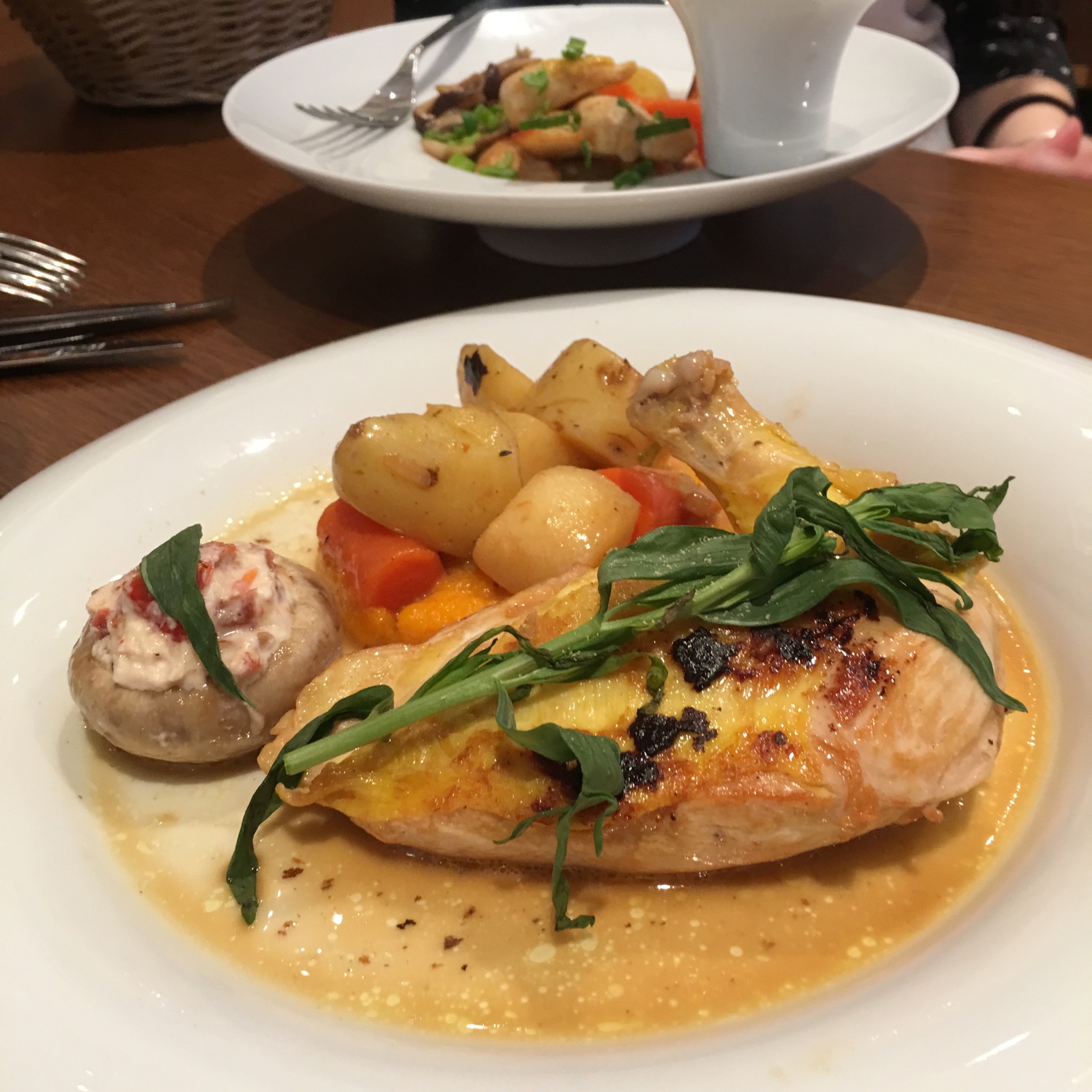 Lire la suite à propos de l’article SUPRÊMES DE POULET SAUCE CRÉMEUSE À L’ESTRAGON, PURÉE DE BUTTERNUT, POÊLÉE DE LÉGUMES RUSTIQUES ET CHAMPIGNON MI-CUIT AU CHÈVRE FRAIS ET TOMATES CONFITES