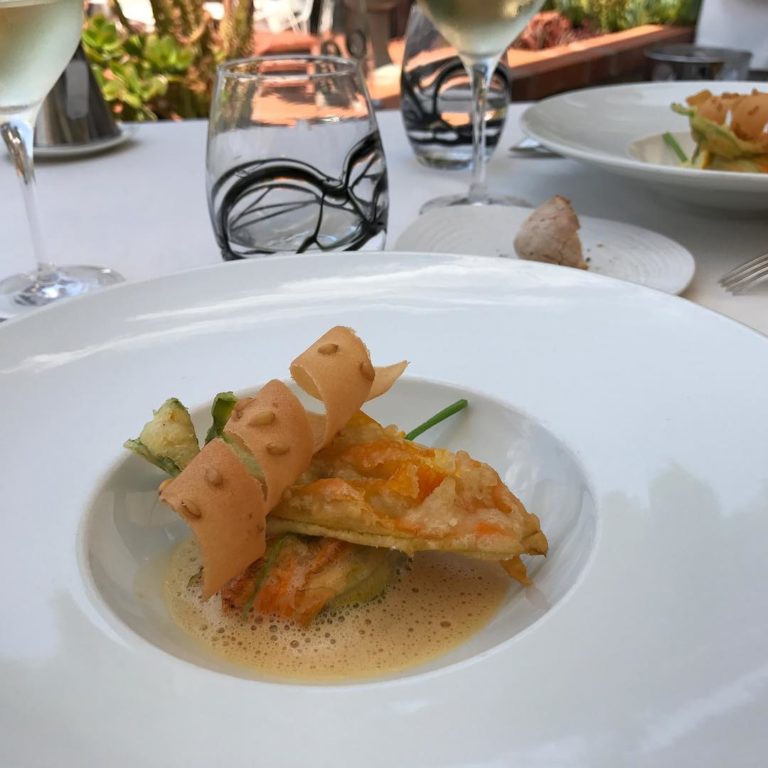 Lire la suite à propos de l’article Beignet de fleur de courgette farci au caviar de courgette, émulsion de crustacés et tourbillon au petit épeautre, by Le Relais Des Trois Mas – Restaurant La Balette, Collioure