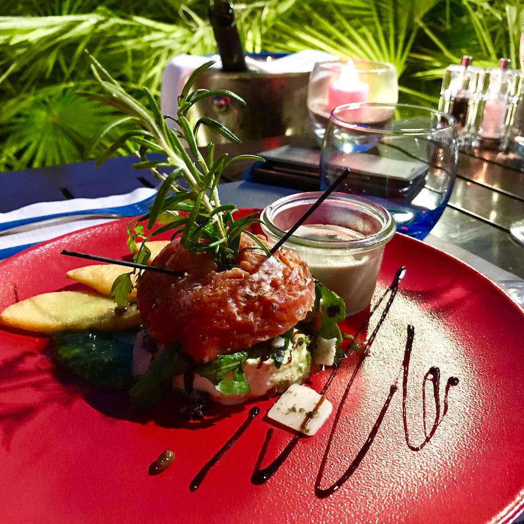 You are currently viewing Burger de tomates confites, burrata, pesto et roquette, frites de panisse, by Golden Tulip Villa Massalia, Marseille