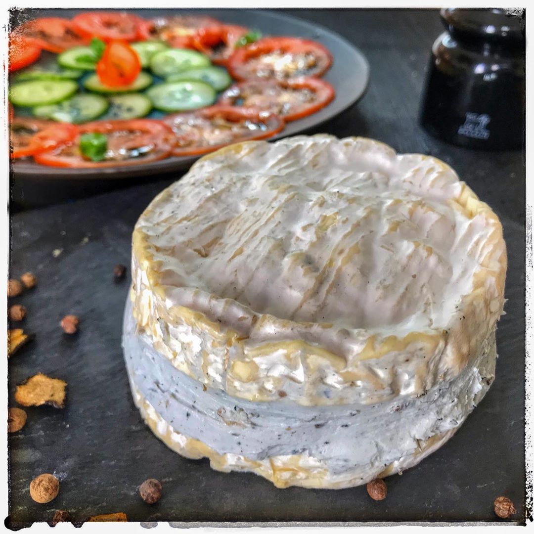 Lire la suite à propos de l’article Camembert farci au mascarpone à la truffe, juste accompagné d’un carpaccio de tomate et concombre pour la touche de fraîcheur.