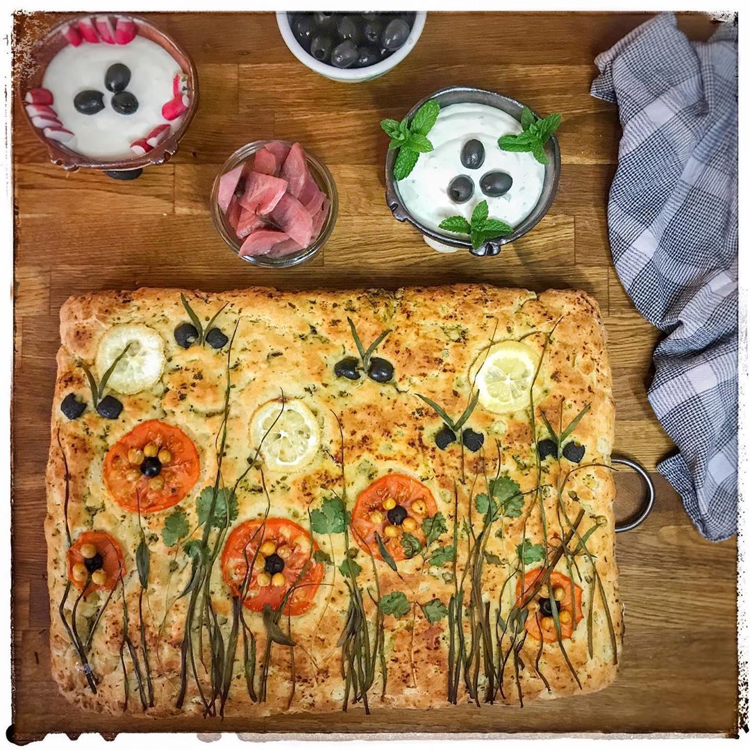 Lire la suite à propos de l’article Focaccia à la farine de pois chiche, lebne maison à l’ail, lebne à la menthe, pickles de légumes maison