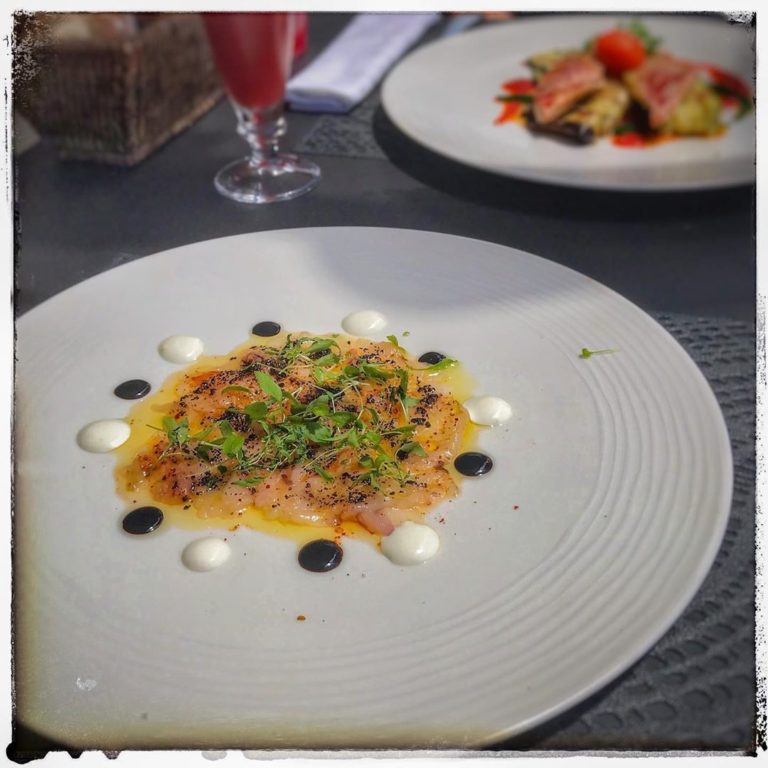 Lire la suite à propos de l’article Gambas sauvages en carpaccio à l’huile de truffe d’Ille sur Têt., by Restaurant La cote Vermeille, Port Vendre