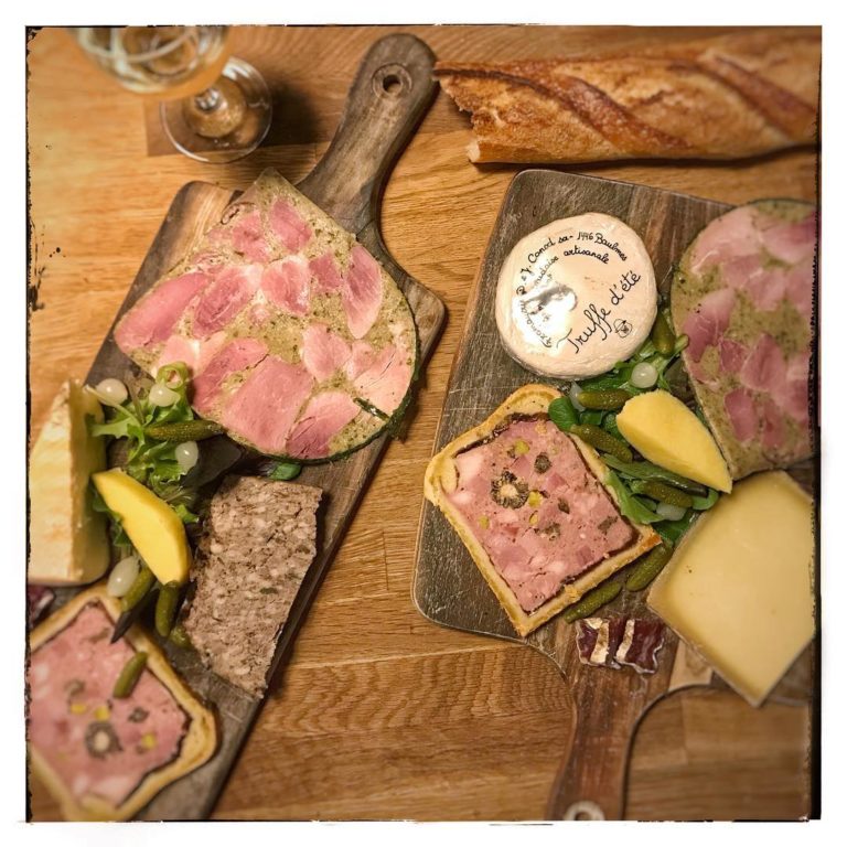 Lire la suite à propos de l’article Pâté en croûte aux morilles, noix persillée, terrine de campagne, saint nectaire fermier, tomme vaudoise à la truffe d’été, comté 24 mois, beurre cru de Normandie