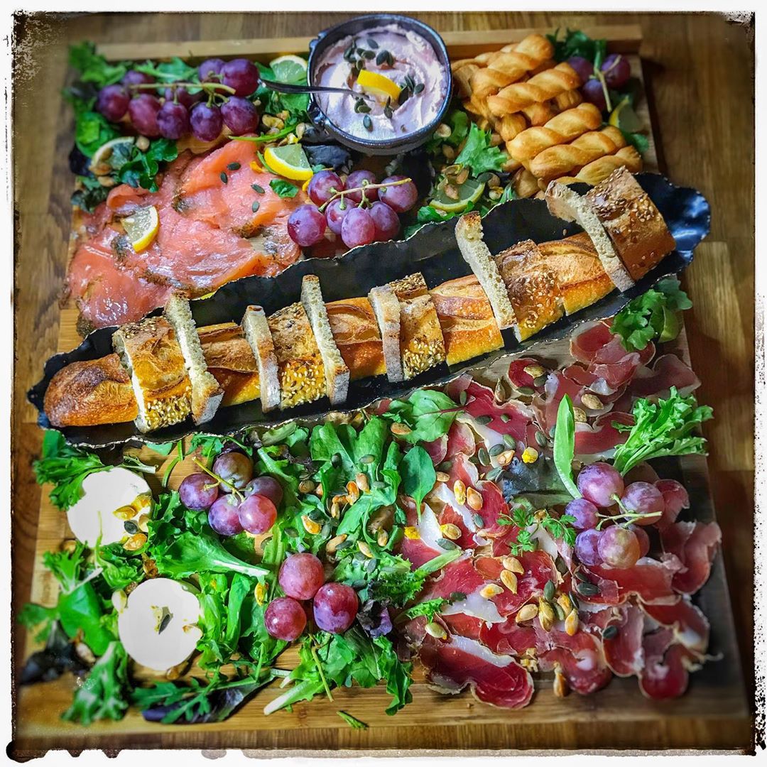 You are currently viewing Planche apéro « terre et mer ». Noix de jambon des Pyrénées, rocamadour, saumon mariné à l’aneth et tarama.