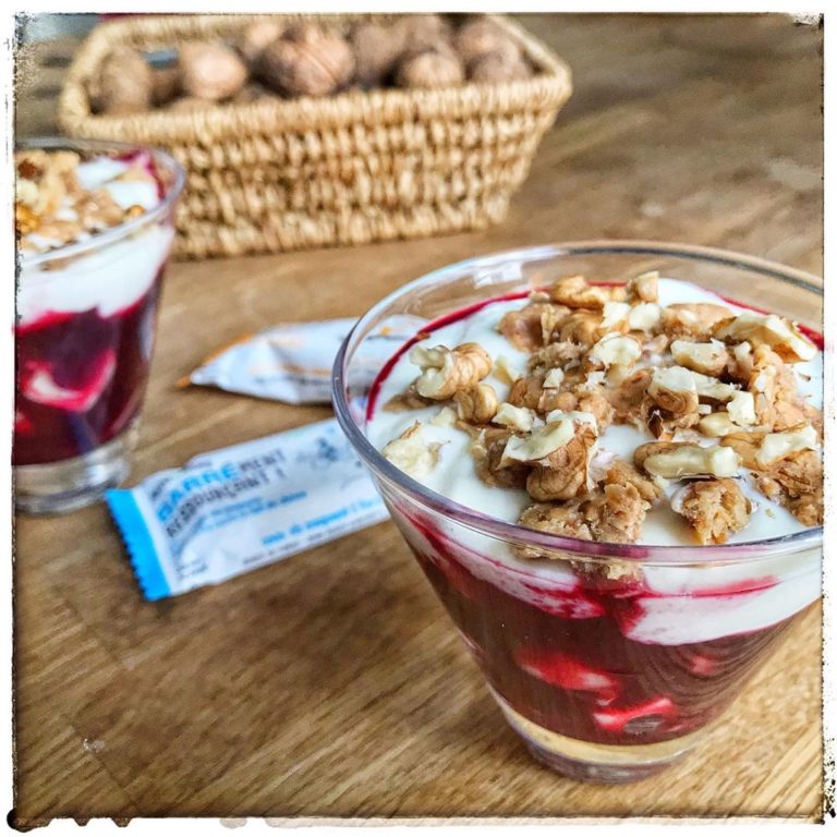 Lire la suite à propos de l’article Poires, coulis de fruits rouges, fromage blanc fouetté à la vanille, barre de céréales Amaltup émiettée et noix.