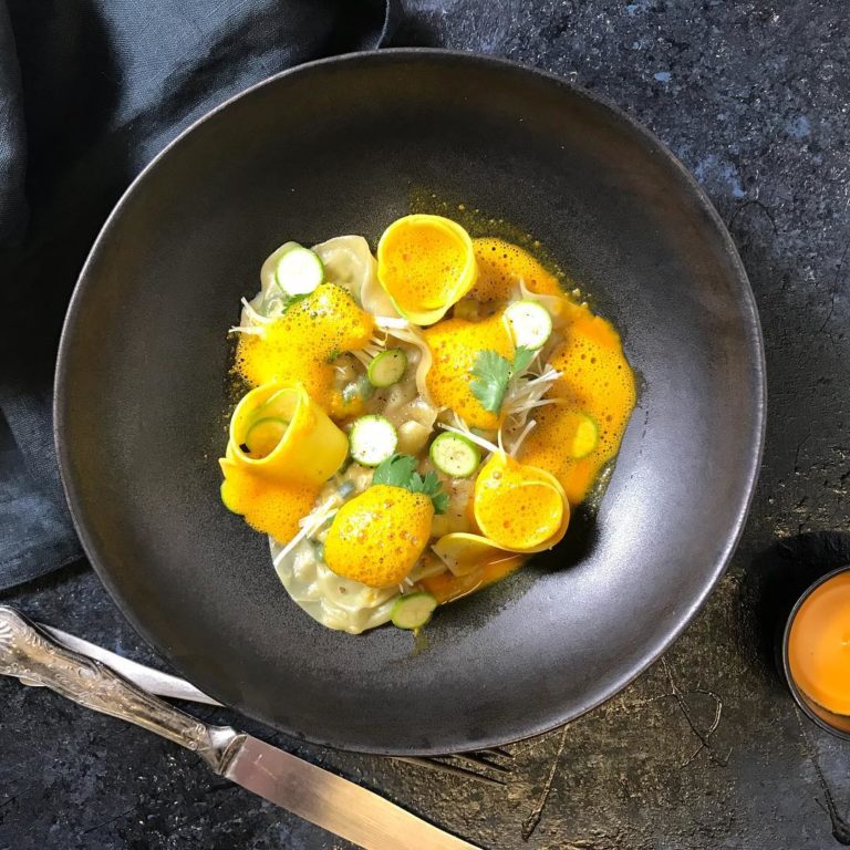 Lire la suite à propos de l’article Ravioles de crevettes, jus de carotte au gingembre, by Julien Boscus du restaurant Les Climats, Paris