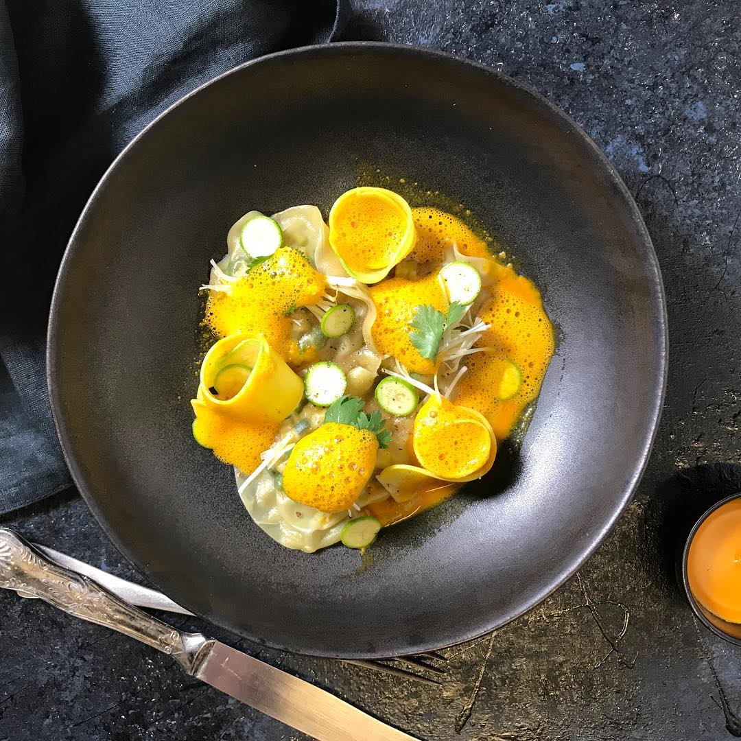 You are currently viewing Ravioles de crevettes, jus de carotte au gingembre, by Julien Boscus du restaurant Les Climats, Paris