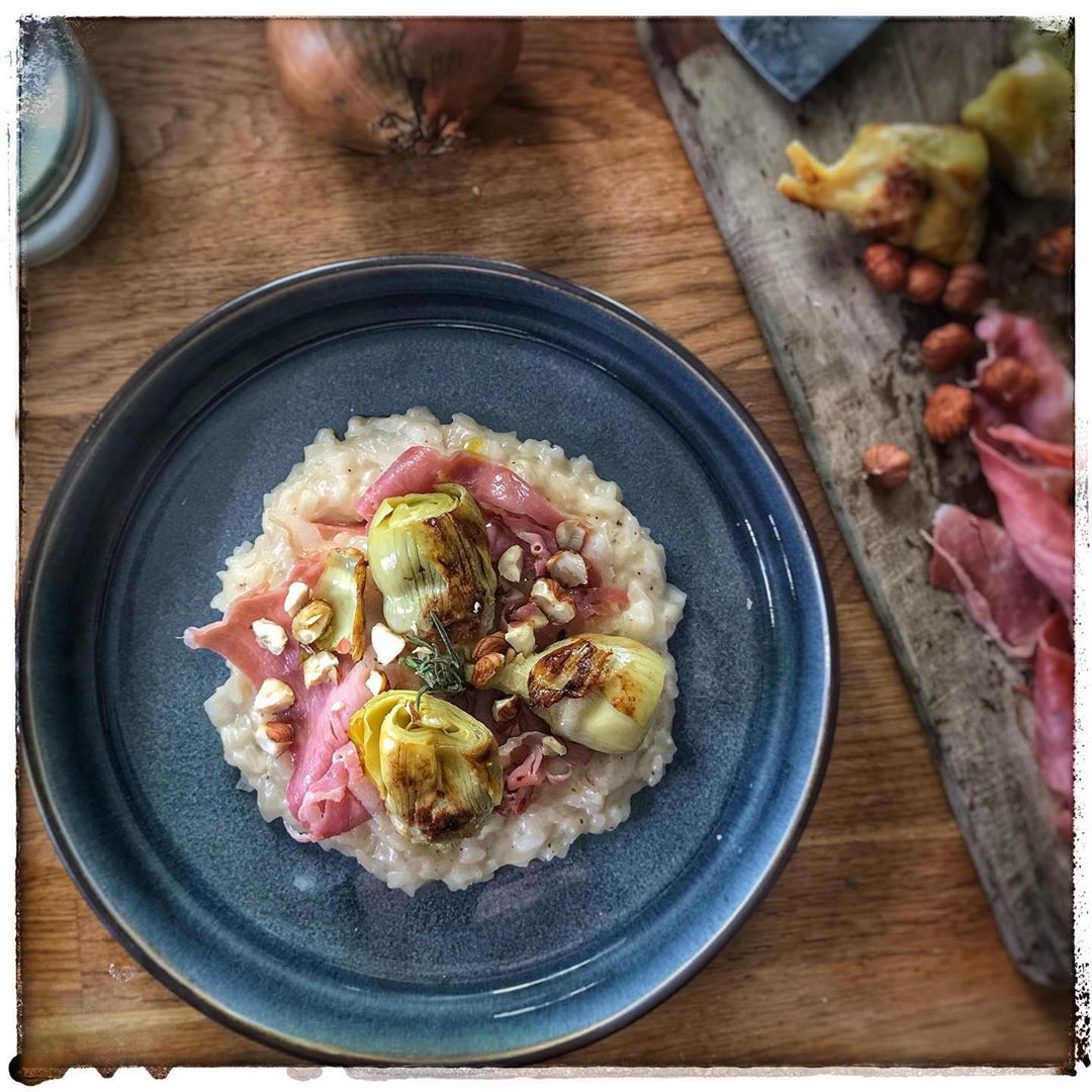 You are currently viewing Risotto aux artichauts, jambon de pays et noisettes concassées.