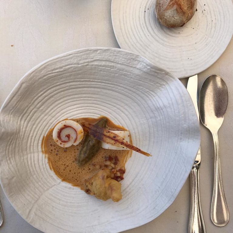 Lire la suite à propos de l’article Rouleaux d’encornets au chorizo, beignet de tentacules, émulsion de chorizo, caviar d’aubergine, by Le Relais Des Trois Mas – Restaurant La Balette, Collioure