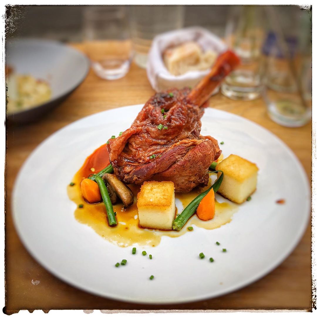 You are currently viewing Souris d’agneau confite au miel et polenta, by Restaurant Les BOuchées, Aix en Provence.