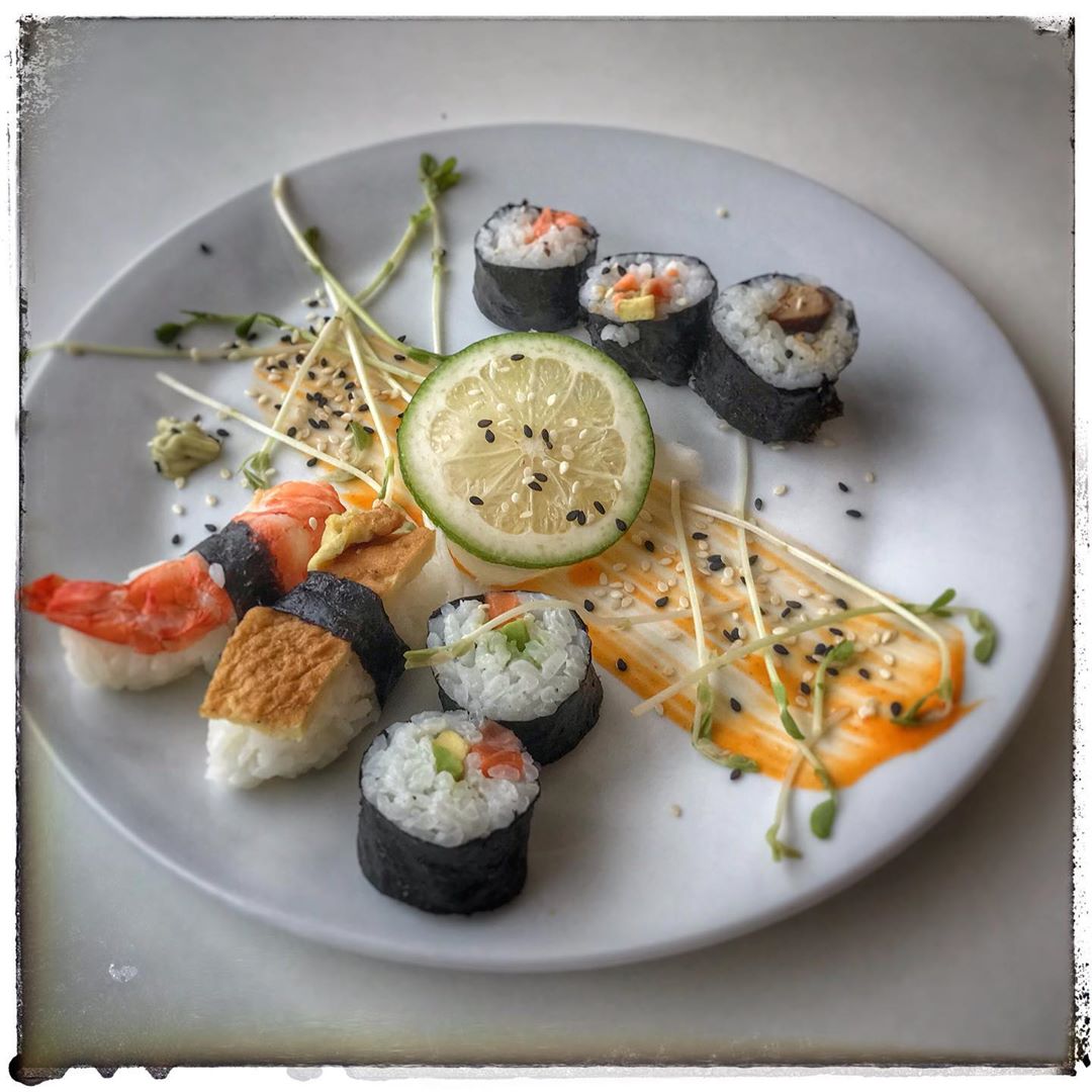 Lire la suite à propos de l’article Team building, atelier sushis, GSK, Rueil Malmaison. Sushi crevette, sushi omelette, maki saumon cru et cuit, maki foie gras, maki concombre avocat et mayonnaise épicée.