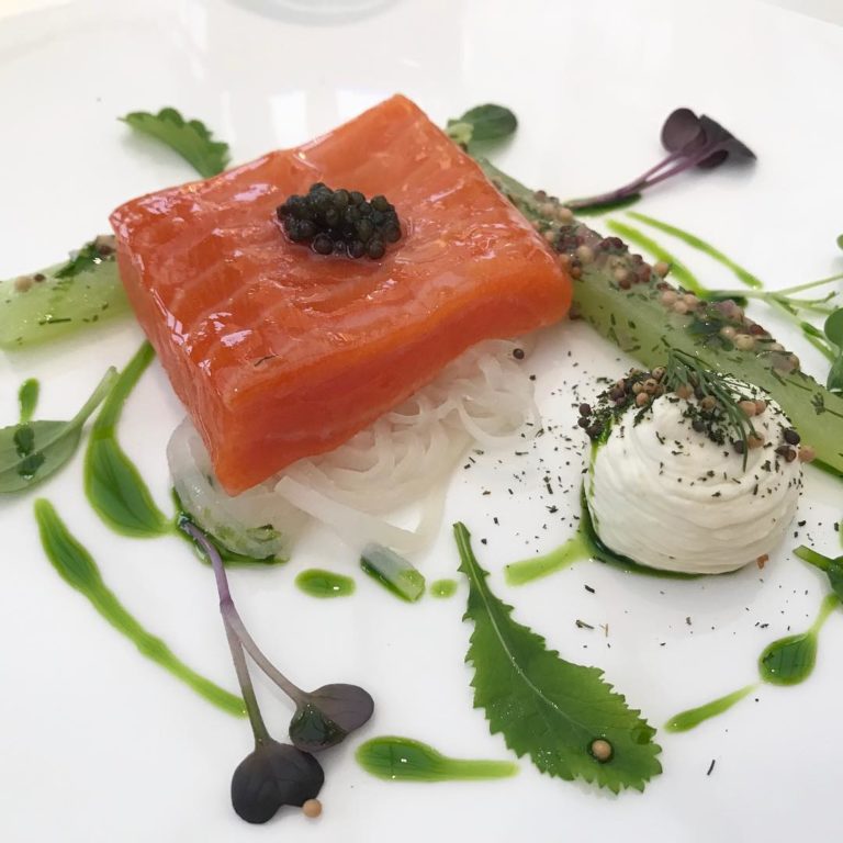 Lire la suite à propos de l’article Truite de mer fumée et confite, concombre et crème au wasabi., by Raymond Blanc, Belmond Le Manoir aux Quat’ Saisons, Oxford